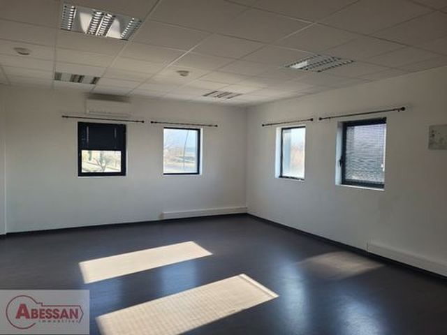 Peyruis Commercial for rent